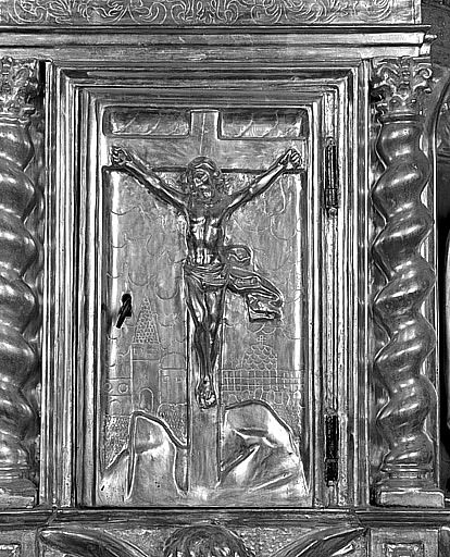 Détail du décor ornant la porte de la réserve eucharistique.