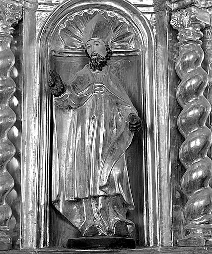 Statuette du saint évêque ornant la niche interne de l'aile droite du tabernacle.