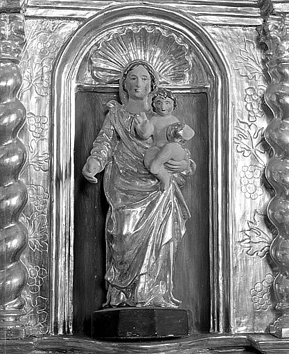 Statuette de la Vierge à l'Enfant ornant la niche externe de l'aile droite du tabernacle. Statuette volée en 1989.