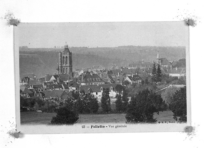 Vue rapprochée, depuis l'est, de la partie intra-muros de la ville. Sur cette vue sont visibles les deux églises et en premier plan, l'hôtel-Dieu et l'école Saint-Roch.