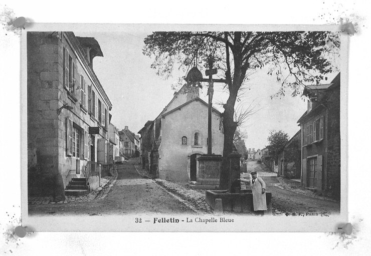 Vue de la chapelle bleue ainsi que de la croix monumentale et de la fontaine situées sur la petite place s'étendant devant la porte d'entrée et aujourd'hui disparues.