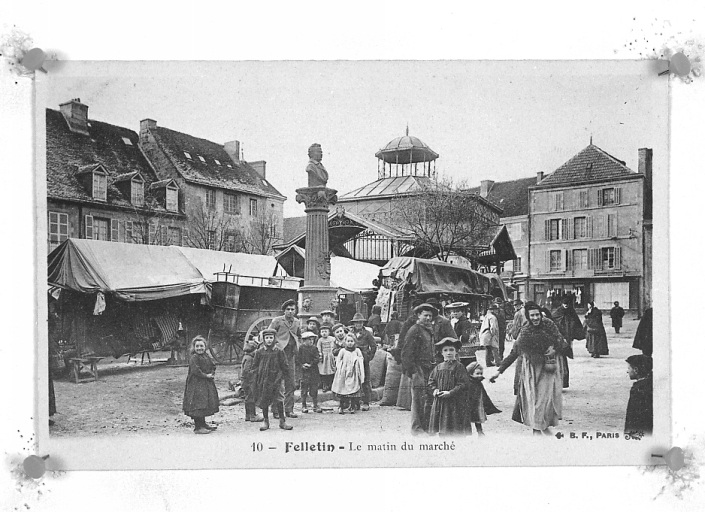 Vue montrant la place Courtaud et la halle.