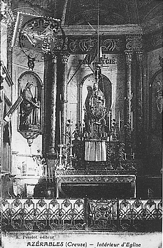 Vue partielle du choeur avec son ancien mobilier (retable, autel tabernacle, statues et grille de clôture).