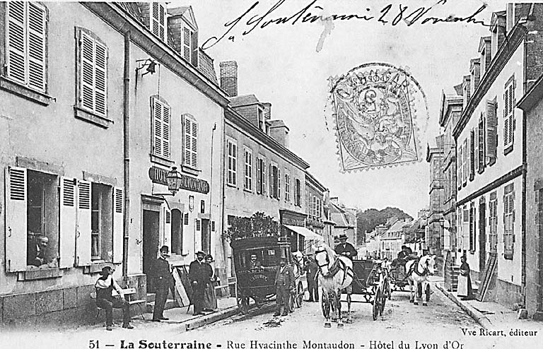 La Souterraine. Vue partielle de la rue Hyacinthe Montaudon et de l' hôtel du Lyon d'Or.