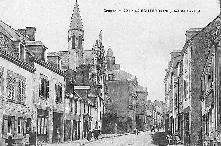 La Souterraine. Vue partielle de la rue de Lavaud.