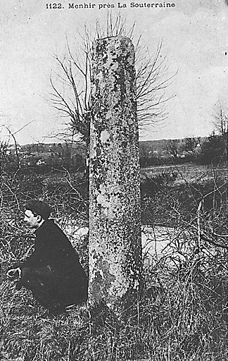 Vue de la borne illustrant une carte postale et appelée improprement menhir.