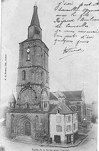 Vue, depuis l'ouest, de l'église et d'une maison encore accolée dans l'angle sud-ouest, après la restauration d'Abadie. Vue prise vers 1900.