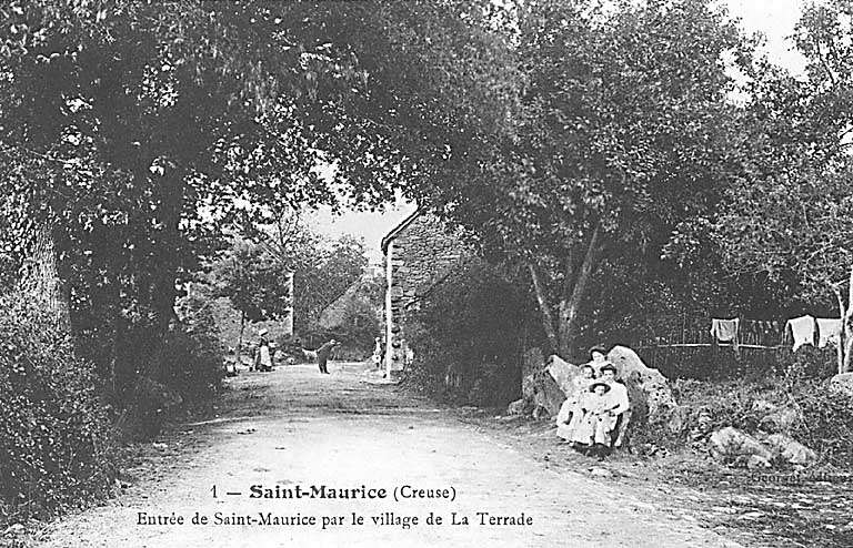 Bourg. Entrée du bourg venant du village de La Terrade.