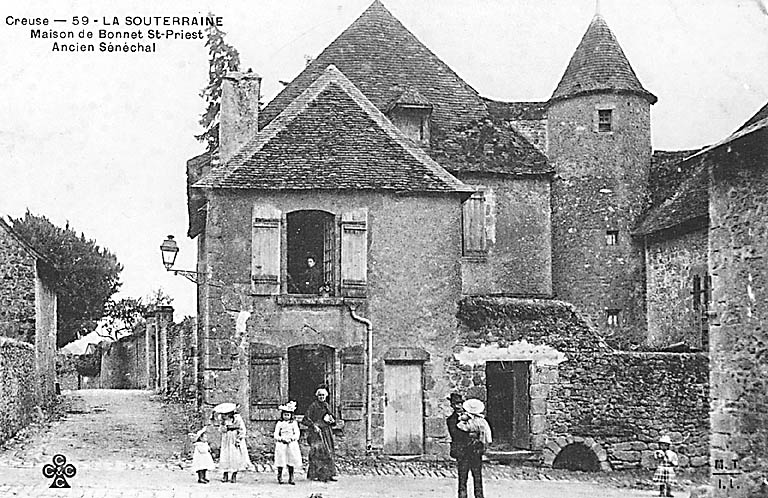 Vue d'ensemble, depuis la rue du Puycharraud, des deux corps de logis démolis vers 1920, au cours des travaux d'élargissement de la rue des Fossés Saint-Jean.