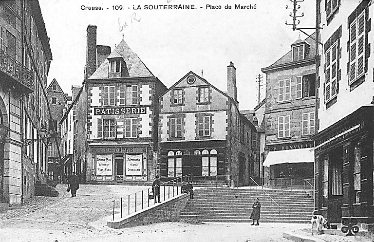 La Souterraine. Vue de la partie haute de la place du Marché, de la rue Alexandre Bétolaud, de la rue de la Rampe et de l'escalier menant à ces deux rues. A droite, est partiellement visible une maison accolée à l'église et aujourd'hui détruite.