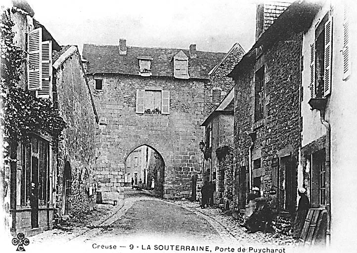 Porte de ville dite porte du Puycharraud. Vue extra-muros.