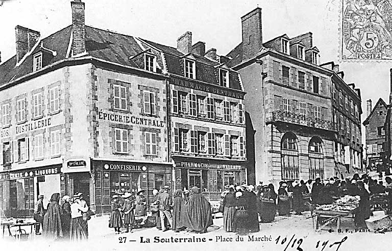 La Souterraine. Vue de la place du Marché, vers 1910, un jour de foire.