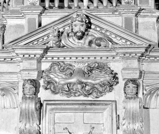 Tabernacle : détail du fronton de l'armoire eucharistique.