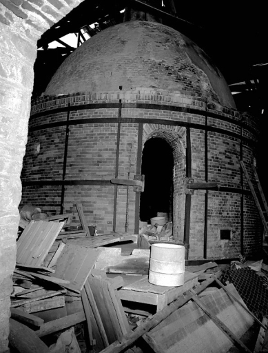 Deuxième niveau (globe) du four des Casseaux avant dégagement : ouverture pour le chargement.