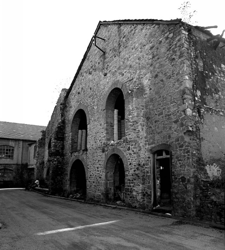 Pignons nord-est des bâtiments des fours avant restauration.