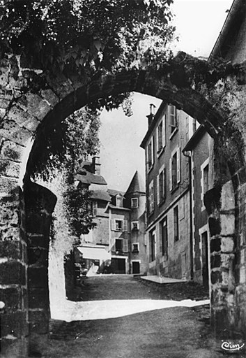 Ancienne porte de la ville, dite porte Chabiran.