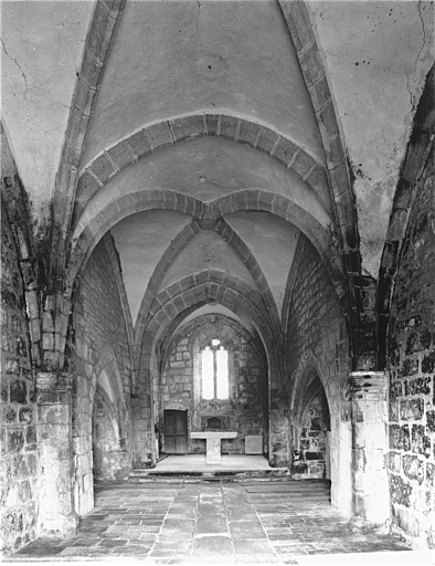 Vue intérieure de la nef vers le choeur.