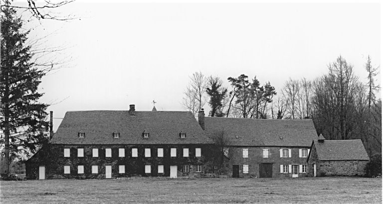 Logis, logement des domestiques et chapelle, côté sud.