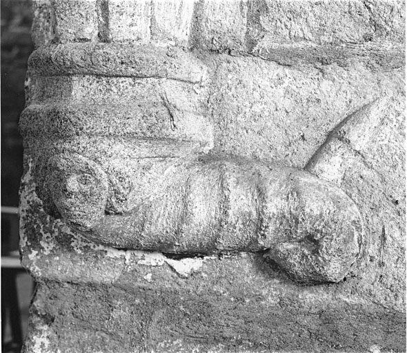 Chapelle latérale nord : culot sculpté d'un animal fantastique à tête humaine.