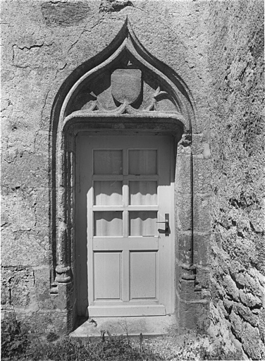 Porte de la tour carrée sur la façade postérieure.