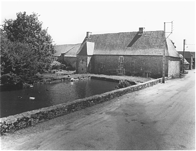 Parties agricoles : logements et grange-étable. Façade postérieure.