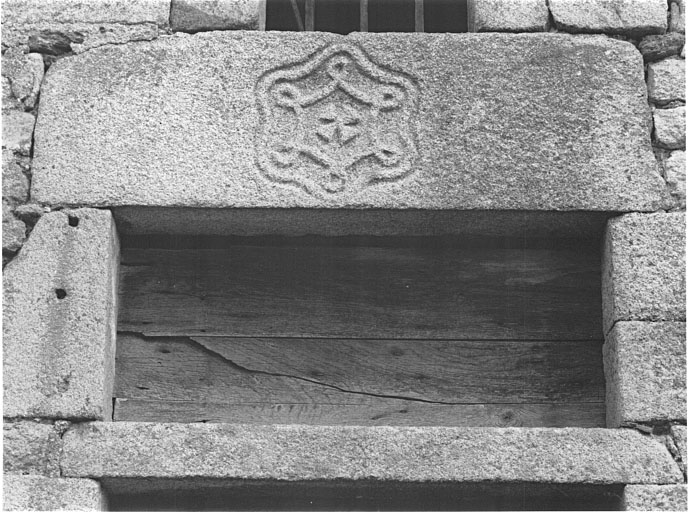 Logis : détail de l'imposte de la porte d'entrée.