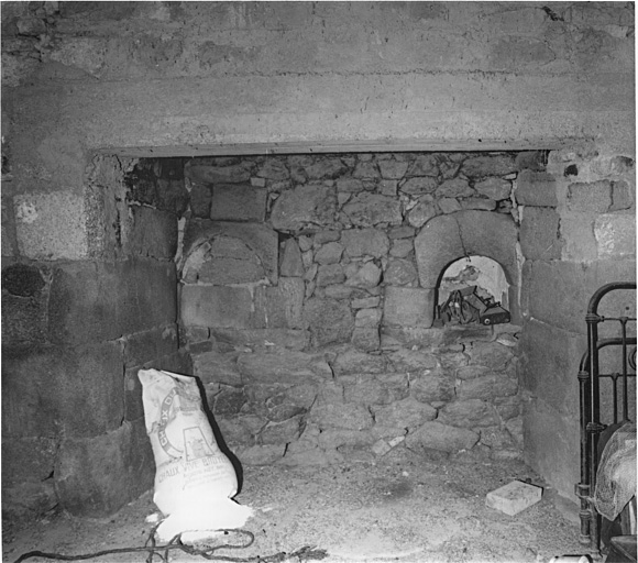 Vue intérieure du logis : cheminée, pignon est.