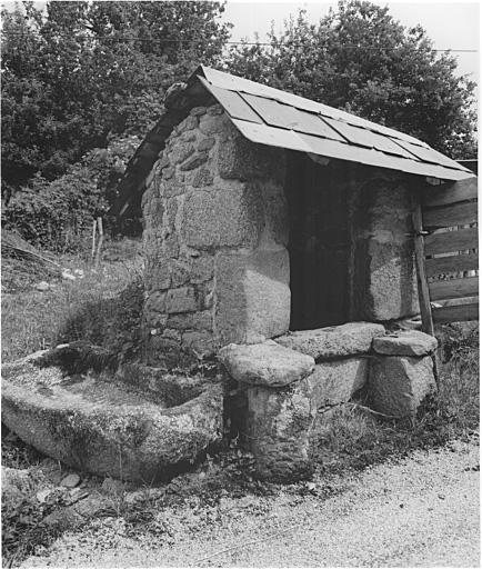 Puits guérite couvert et son bac.