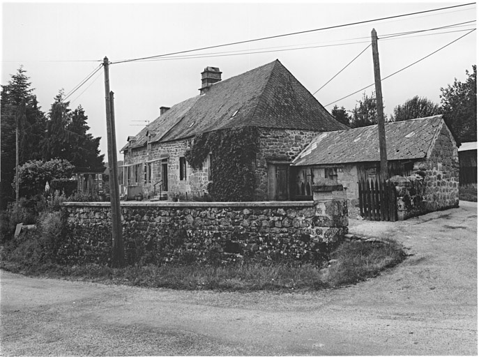 Porcherie et logis de ferme jumelés, l'un daté 1824.