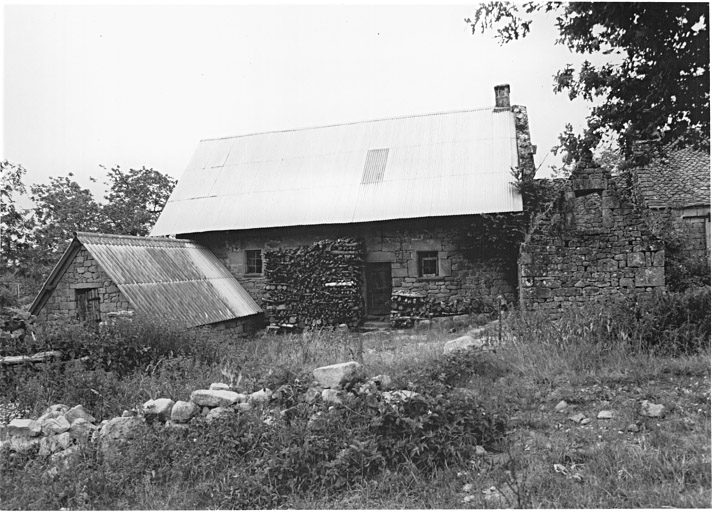 Logis des fermiers et ses dépendances : côté sud, à droite, l'ancien séchoir à châtaignes et le four à pain. A gauche, la porcherie (façade antérieure).