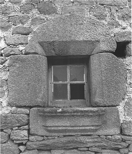 Fenêtre du logis, côté nord.