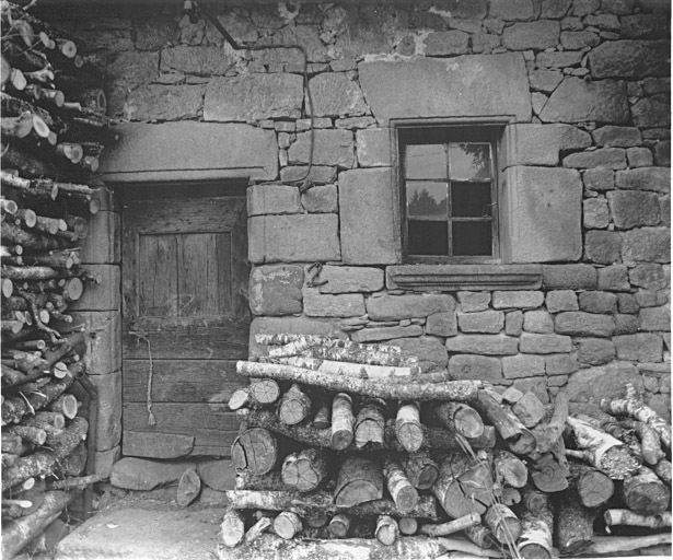 Porte d'entrée et fenêtre du logis des fermiers, côté sud. Façade principale.