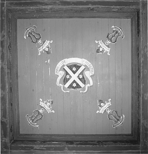 Salon du premier étage, lambris du plafond portant les armes et la devise de l'amiral de Montaignac : 'profide propatria'.