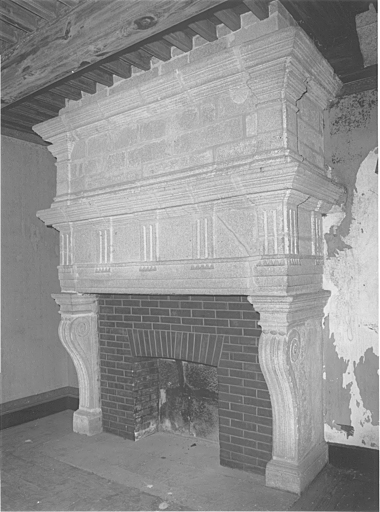 Deuxième étage, cheminée d'une chambre.