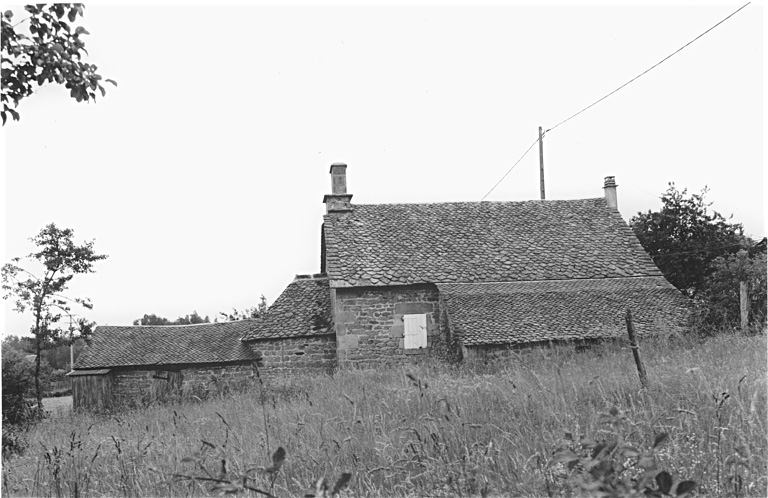 Logis avec four à pain et porcherie accolée : vue générale de la façade postérieure.