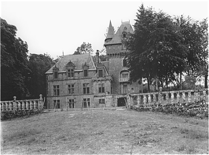 Façade principale, côté ouest.