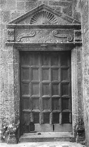 Porte d'entrée, côté sud.