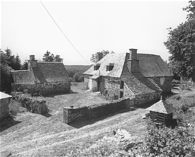 Vue générale logis et four, côté sud-est.