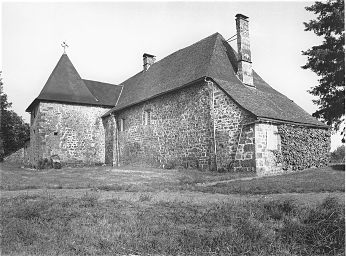 Vue générale de la façade postérieure, côté nord-ouest du manoir.