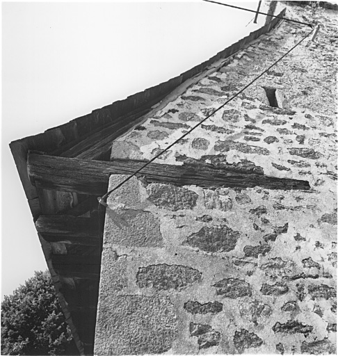 Détail de l'avant-toit du logis.