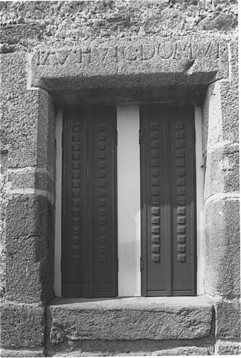 Linteau réemployé, portant l'inscription : PAV. HVIC. DOMVI.