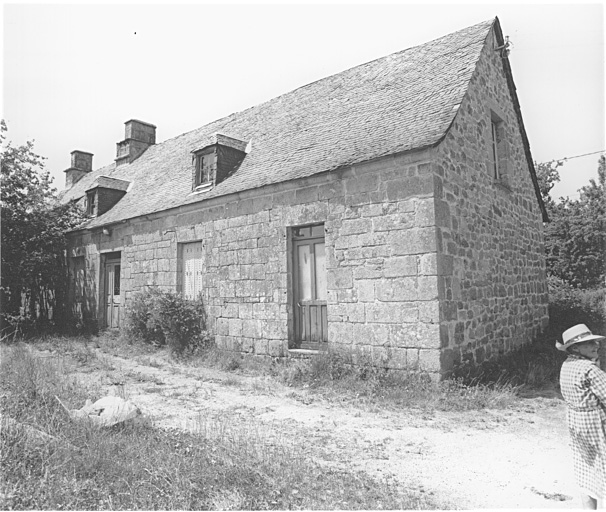 Logis daté 1819 et four à pain en prolongement.