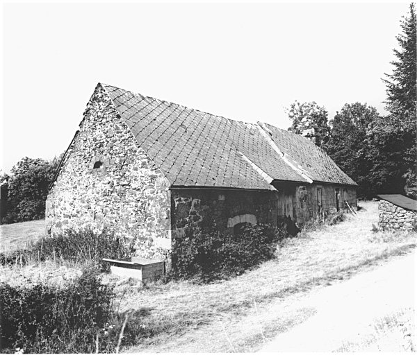 Ferme en bloc à terre, datée 1811.