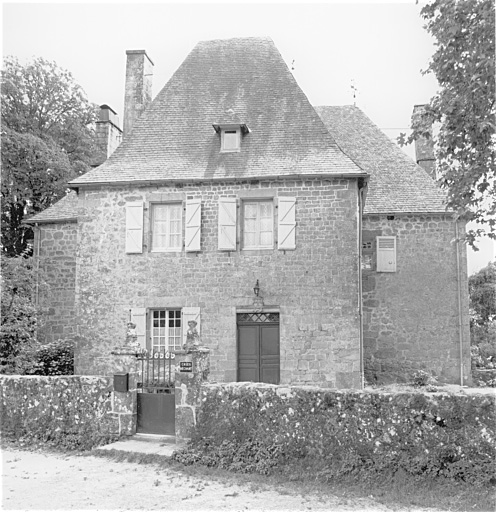 Façade nord. Corps de logis ajouté (?) au 19e siècle.