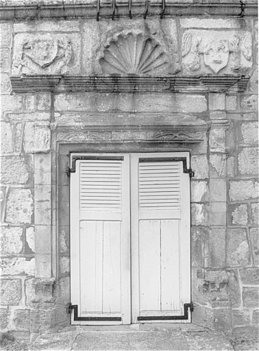 Décor de la porte sud de la tour d'escalier (armes de la famille Chassaing, seigneurs de Fontmartin jusqu'en 1586).