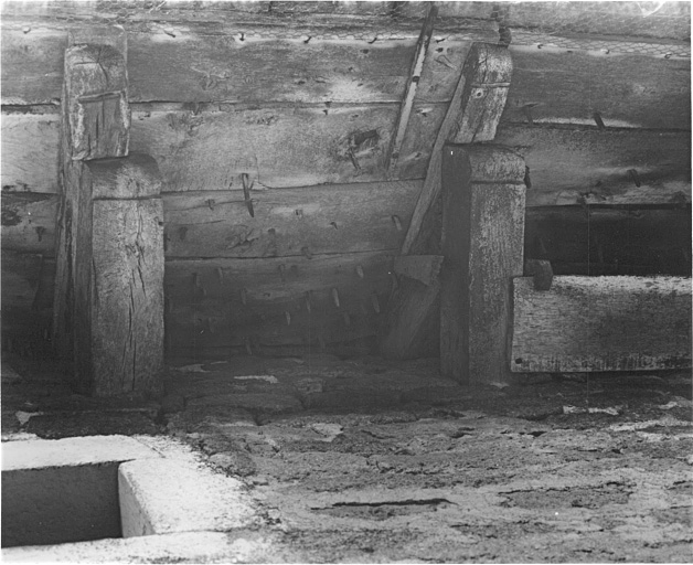 Détail de l'avant-toit : les lauzes sont fixées aux voliges par des chevilles en bois.