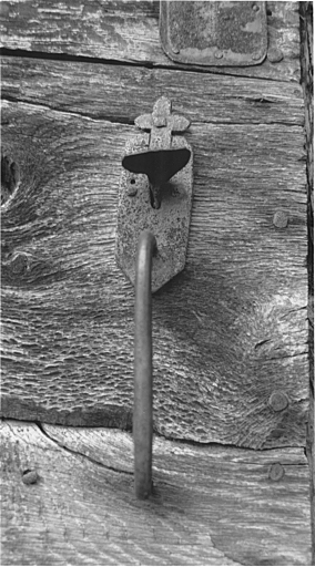 Loquet à poucier de la porte du logis.