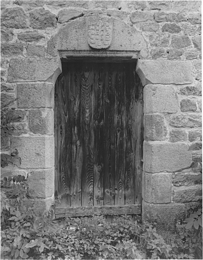 Linteau portant le monogramme du Christ, réemployé sur une porte d'étable.