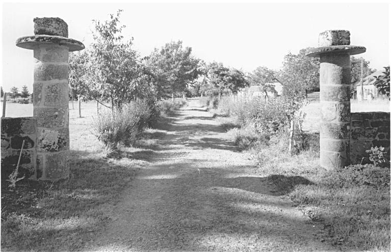 Piles de l'ancien pigeonnier, réemployées en piles de portail.