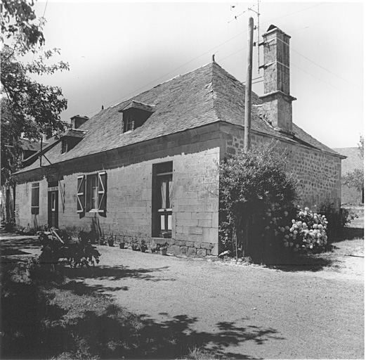 Logis de ferme daté 1844.